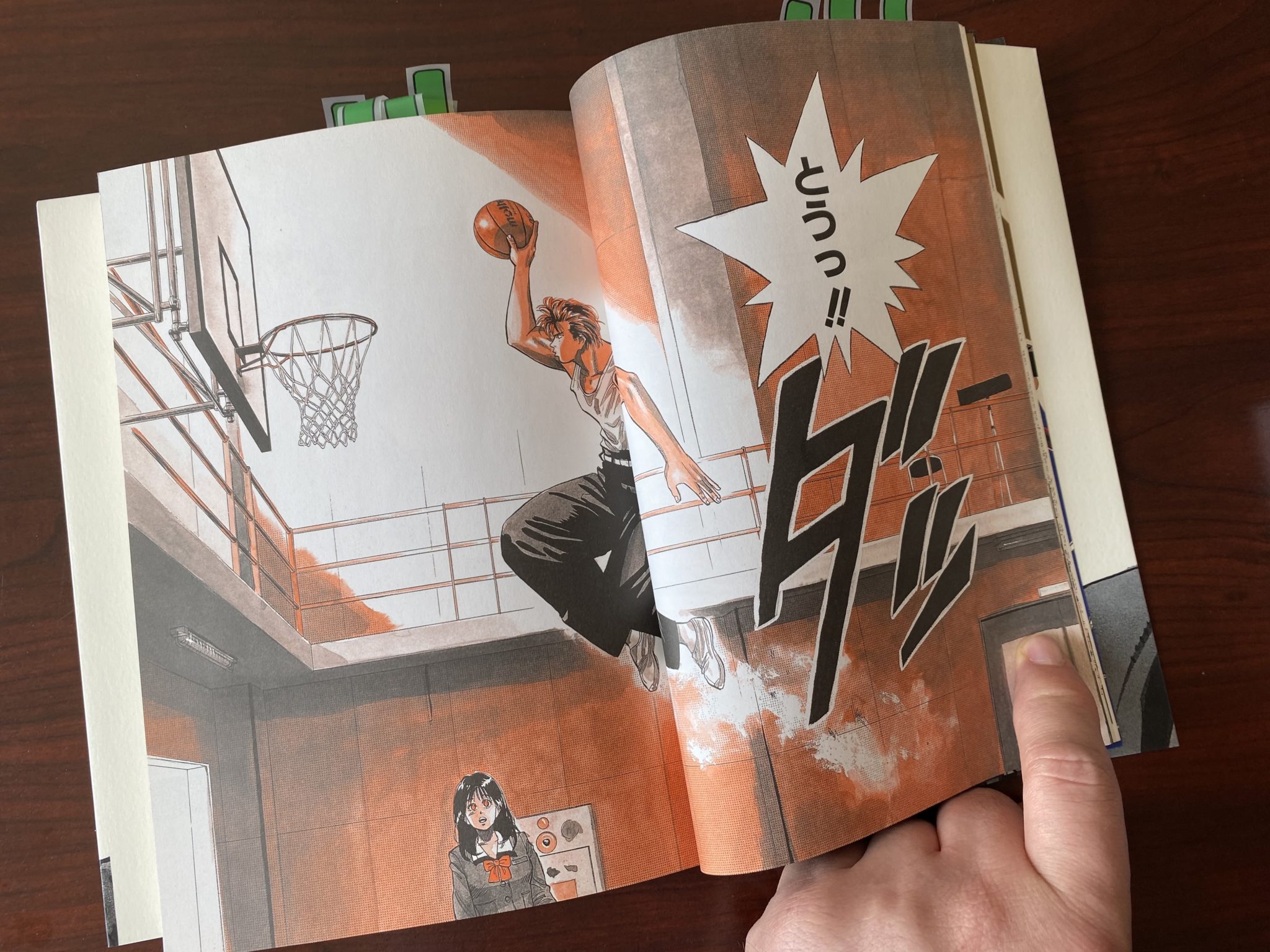 Photographie Kana d’une double page couleur de Slam Dunk dans un exemplaire japonais